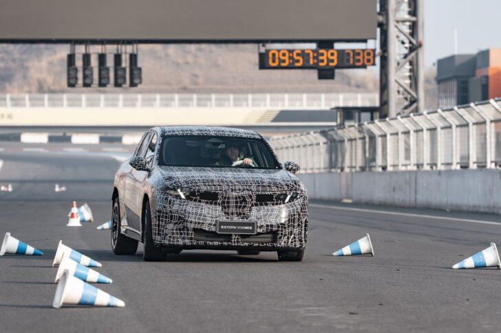 BMW iX3 cu ampatament lung