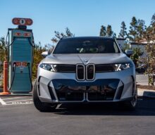 [VIDEO] BMW iX5 se alimentează cu o putere de 460 kW și acumulează energie pentru circa 350 km în 10 minute