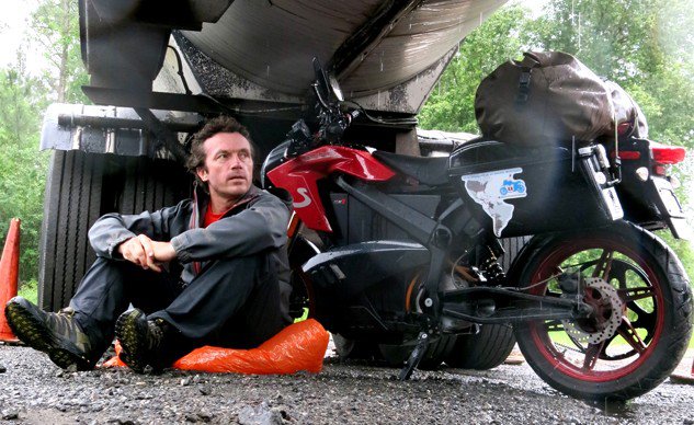 Record Guinness: călătorie de 12.644 km pe o motocicletă electrică