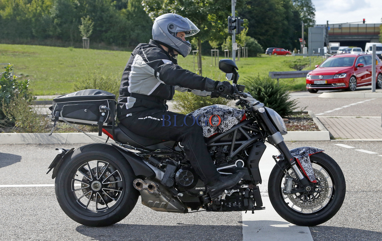 2016-ducati-diavel-tourer-2