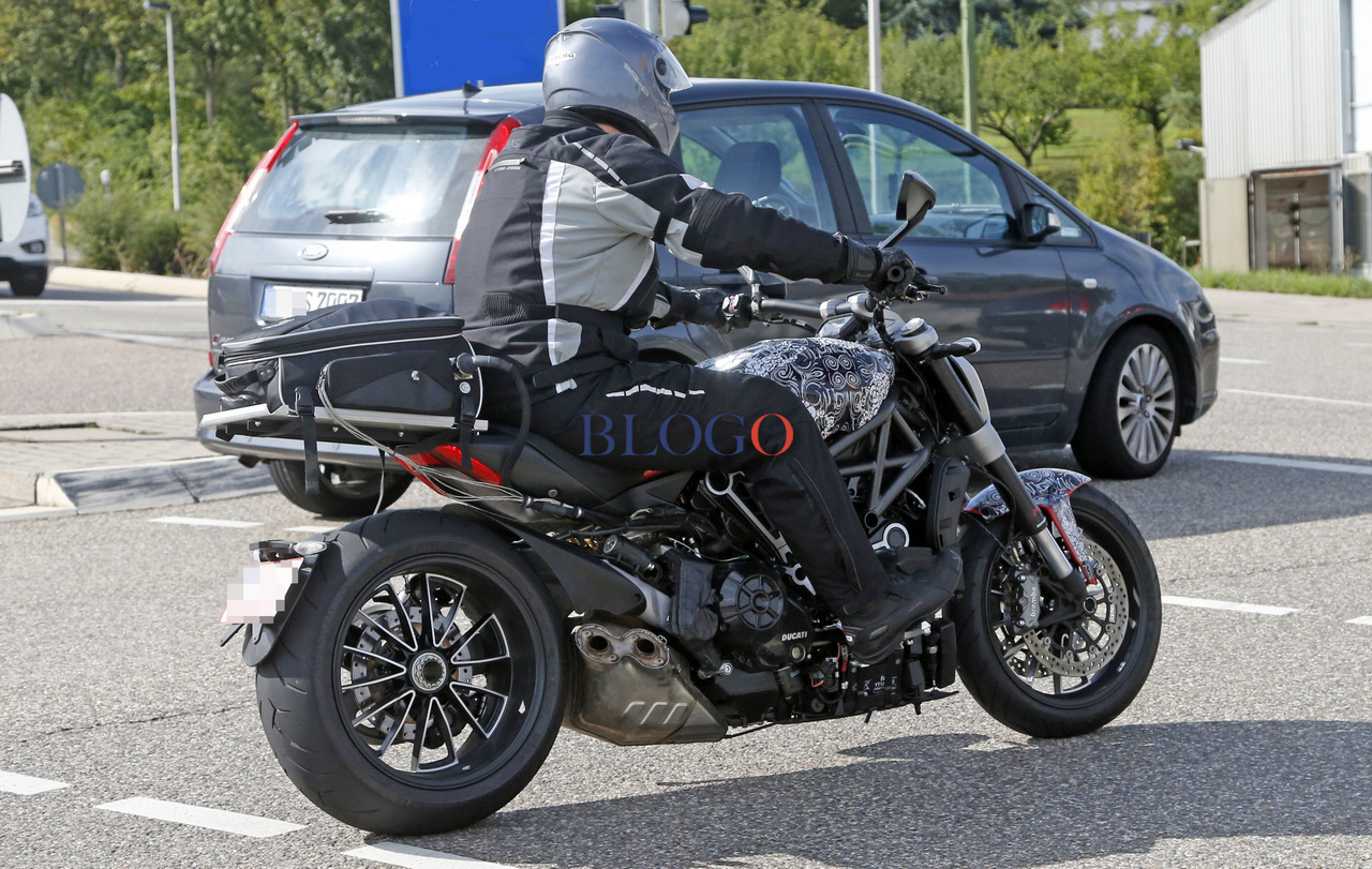 2016-ducati-diavel-tourer-3
