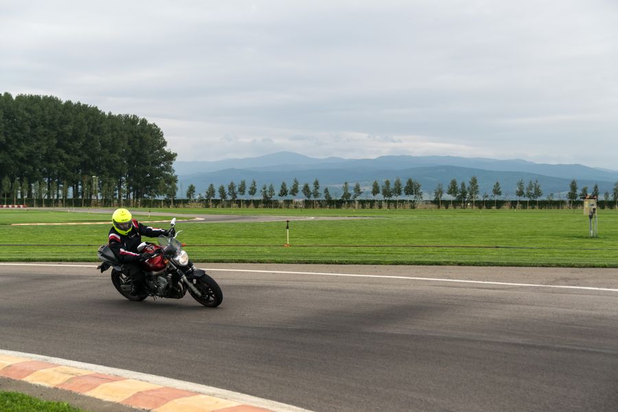 Primul contact cu pista: cursul Rider Academy de abordare a virajelor pe circuit