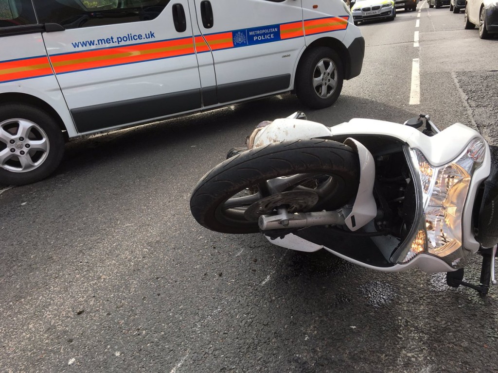 Poliția din Londra doboară din mers doi hoți de scutere [VIDEO]