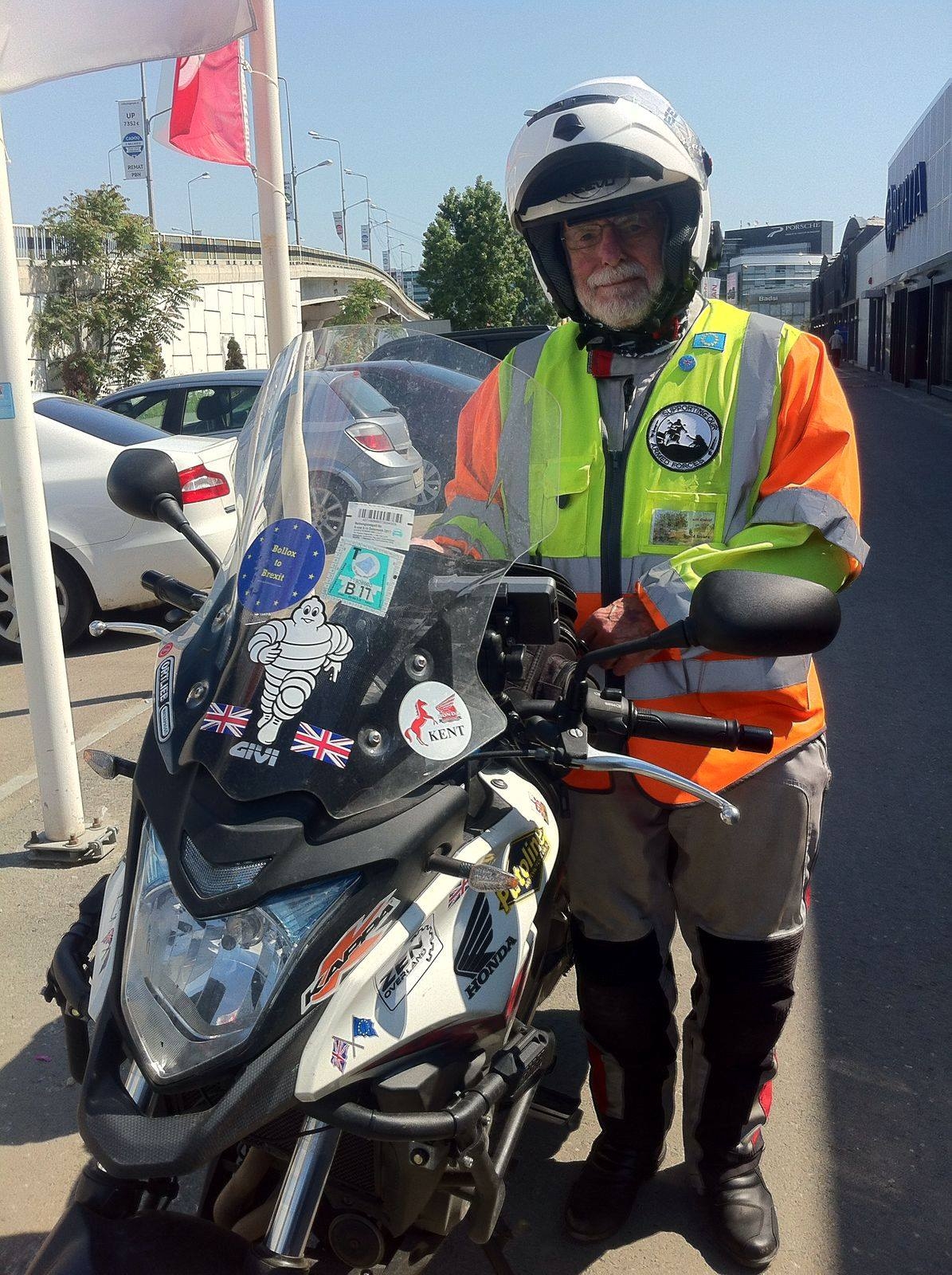 Cert este că David a fost fotografiat în Bucureşti de sursele noastre pe o frumoasă Honda CB500X.
