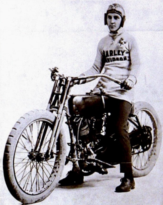 Bobby Blackburn și al său Harley-Davidson, „vechi” chiar și în această fotografie de epocă!