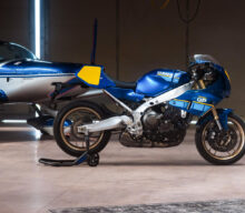 Yamaha XSR900 GP îmbracă hainele de legendă ale anilor ’80. Noua schemă de culoare Legend Blue este un omagiu adus pilotului Christian Sarron