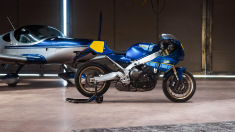 Yamaha XSR900 GP îmbracă hainele de legendă ale anilor ’80. Noua schemă de culoare Legend Blue este un omagiu adus pilotului Christian Sarron