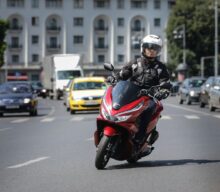 Motocicliștii vor putea circula pe banda de transport public și vor putea înainta pe lângă coloanele oprite. Ce schimbă noua lege